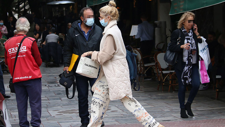 Στο casual look της Τζένης Θεωνά έκανε τη διαφορά το παντελόνι της