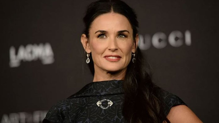 H Demi Moore μόλις φόρεσε μια από τις πιο δυνατές τάσεις φέτος τον χειμώνα