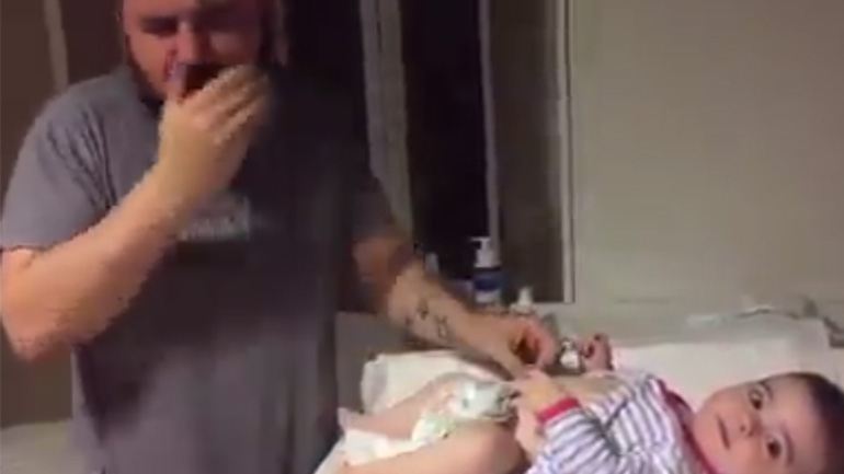 Πατέρας δοκιμάζει να αλλάξει πάνα στο μωρό του πρώτη φορά 