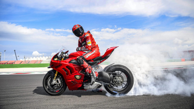 Ο Pecco Bagnaia εξελίσσει τη νέα Ducati Panigale V4S του 2022