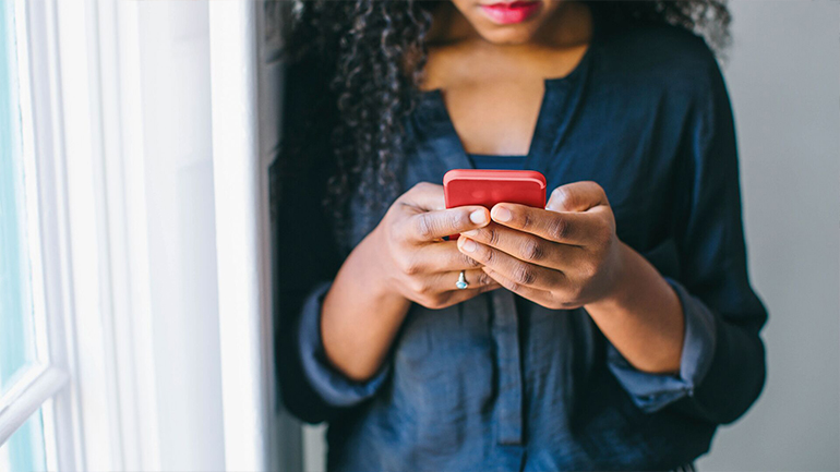 Έρευνα του Ιδρύματος Vodafone δείχνει ότι ένας στους τρεις εργαζομένους έχουν υποστεί ενδοοικογενειακή κακοποίηση τους τελευταίους 12 μήνες