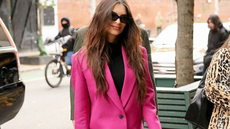 Hot Pink: Η Emily Ratajkowski μας δείχνει πώς να φορέσουμε το σακάκι στην τοπ απόχρωση της σεζόν