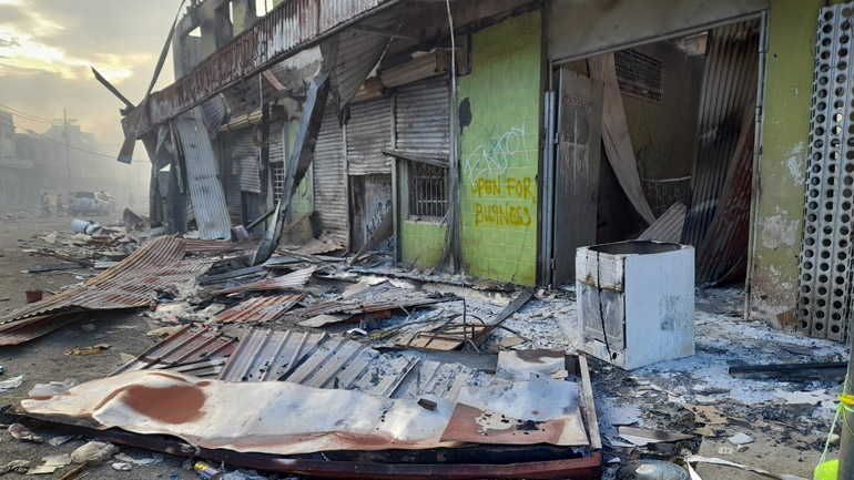 Ταραχές στα Νησιά του Σολομώντα: Βρέθηκαν τρεις σοροί σε κτήρια που πυρπολήθηκαν Ταραχές στα Νησιά του Σολομώντα: Βρέθηκαν τρεις σοροί σε κτήρια που πυρπολήθηκαν