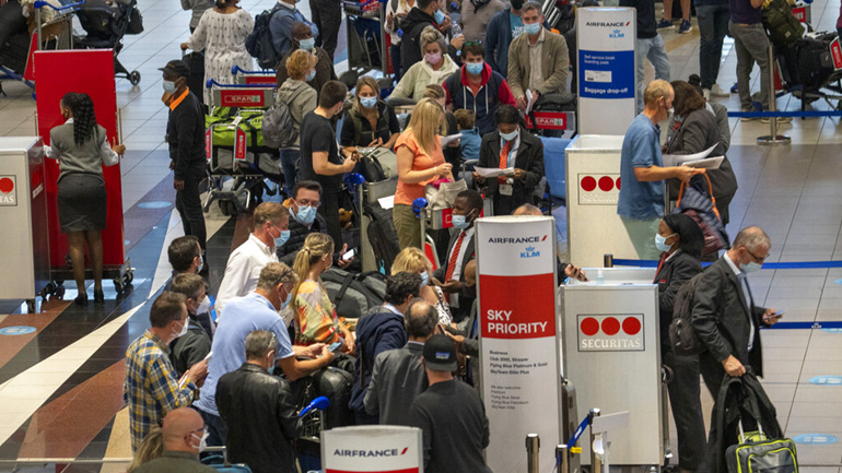 Ολλανδία: Στους 61 οι επιβάτες με κορωνοϊό από τη Νότια Αφρική – Διενεργούνται εξετάσεις για να εξακριβωθεί αν πρόκειται για το στέλεχος Όμικρον