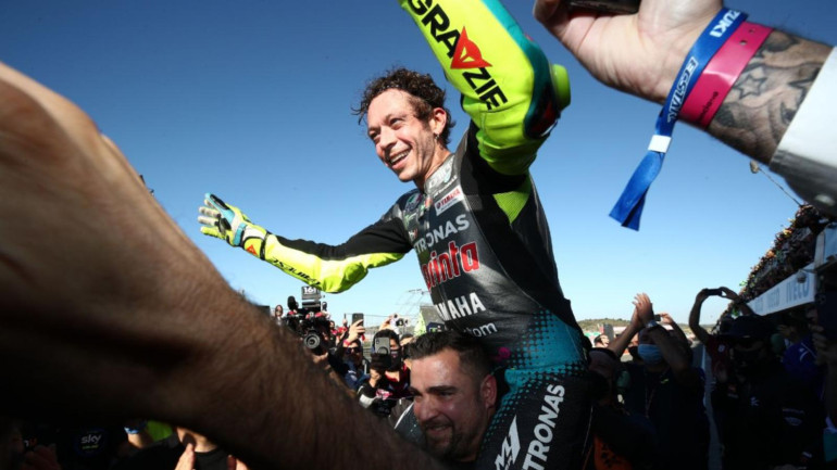 Μέσα από το ντοκιμαντέρ θα παρακολουθήσουμε και στιγμές από την τελευταία σεζόν του Valentino Rossi.