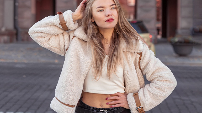 Πώς να φορέσετε ένα φουλάρι ως crop top μέσα από το σακάκι