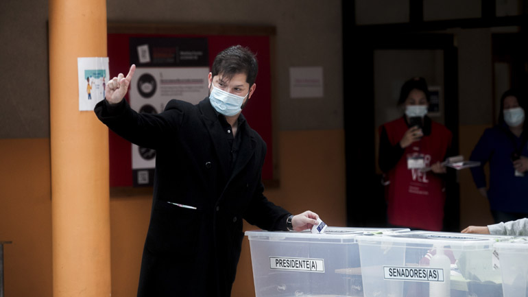 Χιλή: Προβάδισμα για τον υποψήφιο της Αριστεράς ενόψει του δεύτερου γύρου των προεδρικών εκλογών
