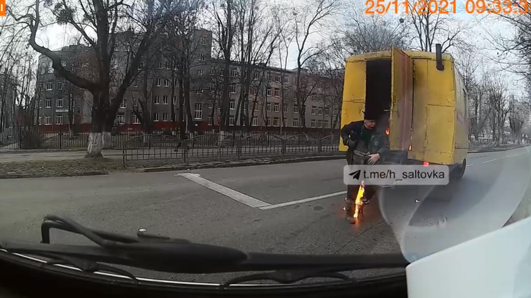 Φορτηγό φλέγεται εν κινήσει 