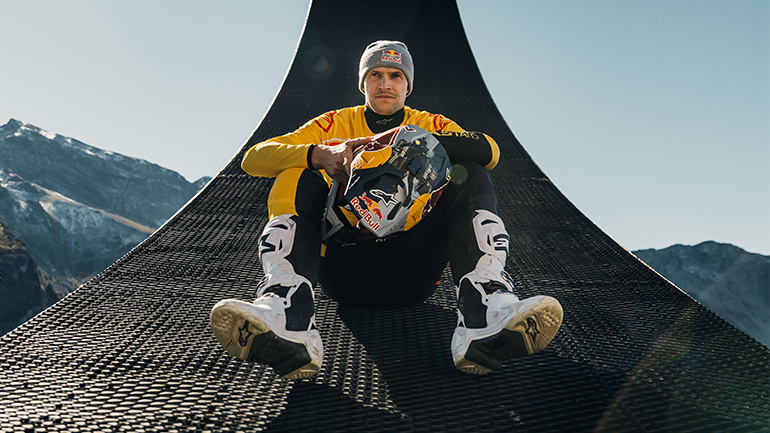 Ο Tom Pages συνδυάζει FMX και BASE jumping σε ένα εντυπωσιακό άλμα