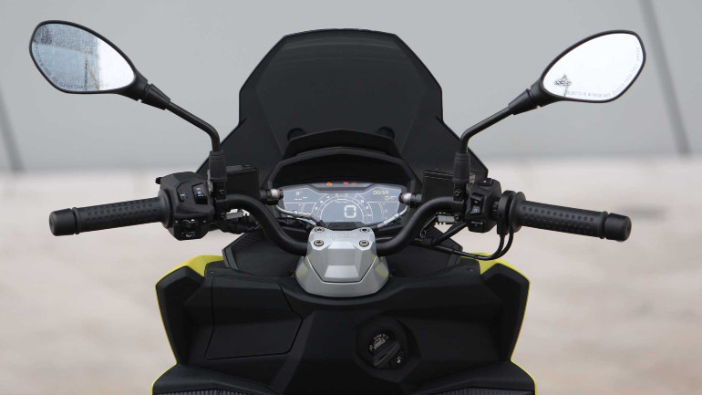 Μεγάλη οθόνη LCD με δυνατότητα συνδεσιμότητας Aprilia MIA.