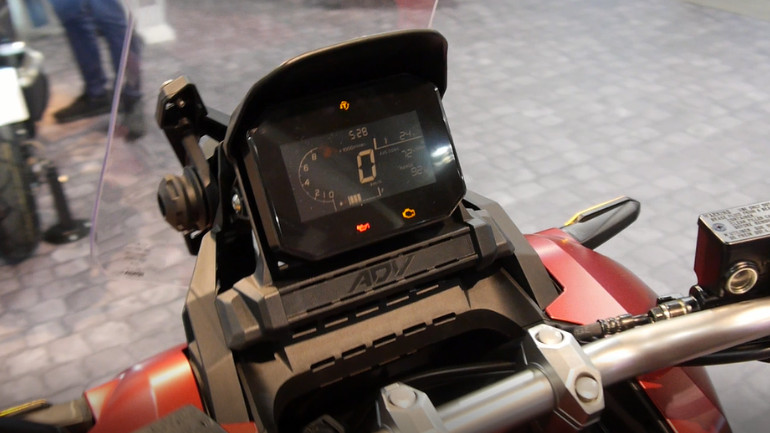 Οθόνη LCD με μαύρο φόντο όπως μας έχει συνηθίσει στα τελευταία της μοντέλα η Honda.