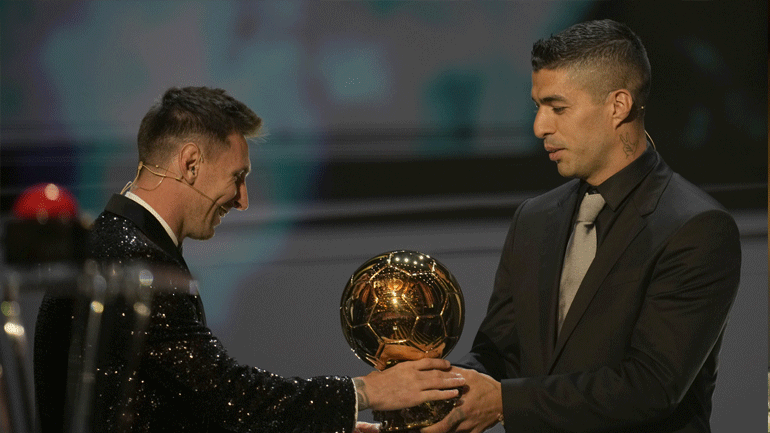 O Σουάρες παραδίδει τη Χρυσή Μπάλα στον Λιονέλ Μέσι