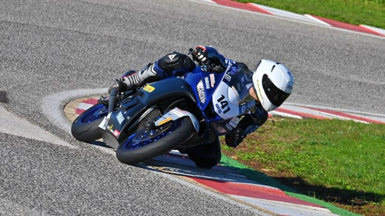 Πολύ γρήγορος ο νεαρός Περιστεράς με τη νορμάλ Yamaha R3.