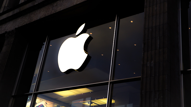 Αν και η Apple απογοήτευσε με τα τριμηνιαία της αποτελέσματα, η τιμή της μετοχής της σπάει ιστορικά ρεκόρ