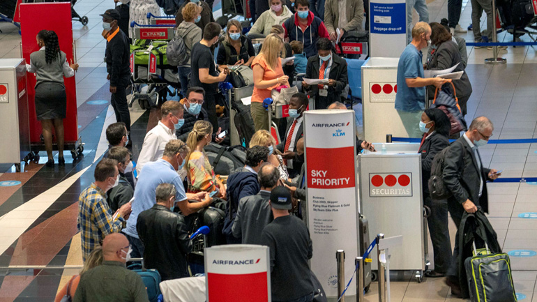 Η παραλλαγή Όμικρον ανιχνεύεται σε όλο τον κόσμο – «Οι ταξιδιωτικές απαγορεύσεις ίσως να ήρθαν πολύ αργά»