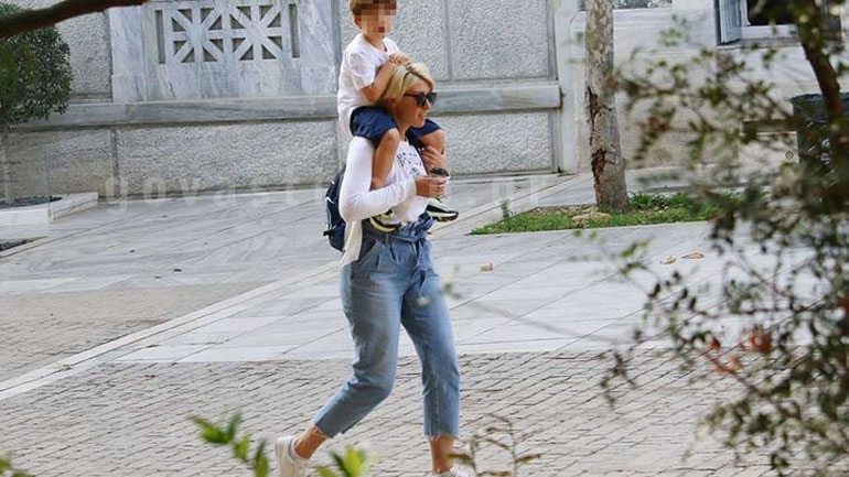 Σία Κοσιώνη: Βόλτα στο κέντρο της Αθήνας παρέα με τον γιο της Δήμο