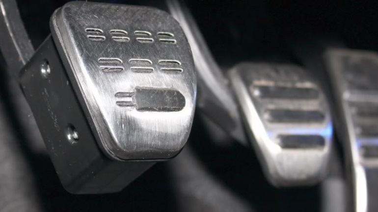 Πρέπει να πατάμε συμπλέκτη όταν βάζουμε μπροστά ή όχι;