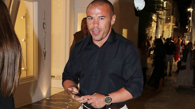 H στιγμή που o Μιχάλης Ζαμπίδης πιάνει τους επίδοξους διαρρήκτες έξω από το σπίτι του