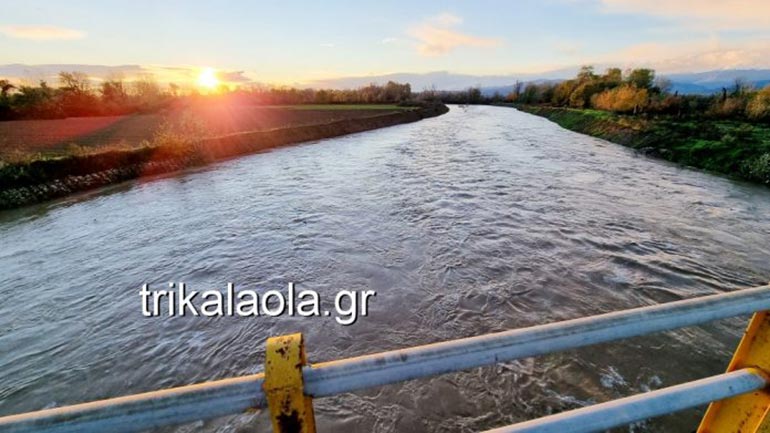 Φούσκωσε ο Πηνειός στα Τρίκαλα