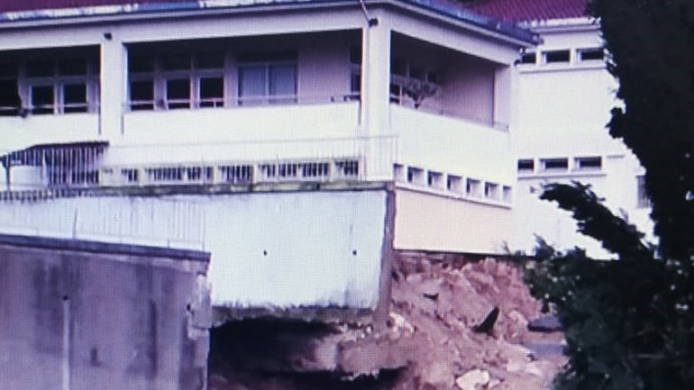 Άρτα:  Στον… αέρα πτέρυγα δημοτικού σχολείου