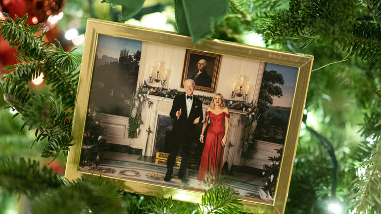 ΗΠΑ: Στο χριστουγεννιάτικο δέντρο των Μπάιντεν, μια φωτογραφία του ζεύγους Τραμπ