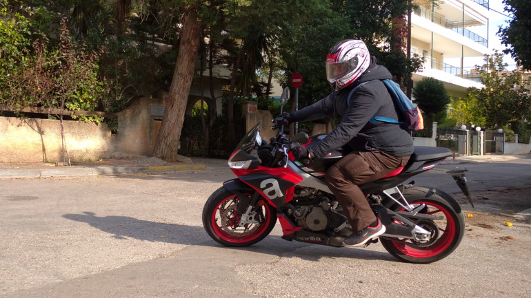 Πολύ άνετη σέλα με τη θέση οδήγησης να σε προκαλεί για σβέλτη οδήγησης.