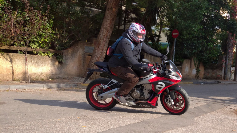 Πάνω στο Tuono φαίνομαι σαν γίγαντας, αλλά όταν το οδηγείς δε θέλεις να κατέβεις από τη σέλα του.