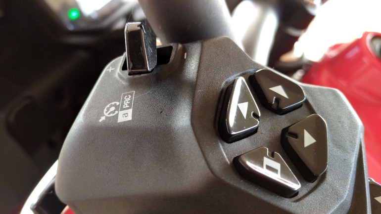 Το σύστημα ελέγχου της TFT οθόνης από το τιμόνι και το Cruise Control.