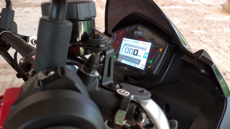 TFT έγχρωμη οθόνη με πολλές πληροφορίες και έλεγχο από το τιμόνι.