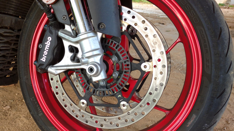 Φρένα πανίσχυρα με Brembo δαγκάνες και δίσκους 320mm.