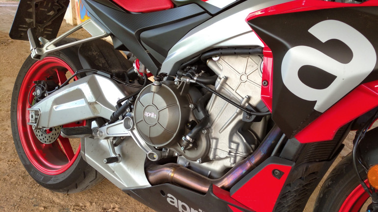 Ο κινητήρας είναι ενεργό μέρος του πλαισίου με δύο βάσεις στήριξης (αντί για τρεις στο RS660).