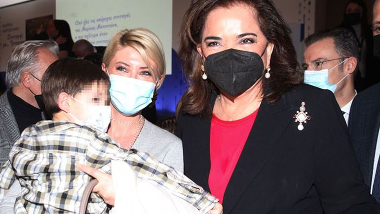 Ντόρα Μπακογιάννη: Παρουσίασε το βιβλίο με τις συνταγές της μητέρας της με τα εγγόνια της στο πλευρό της