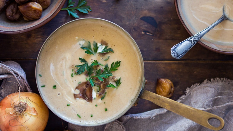 Σπιτική βελουτέ σούπα με κάστανο για τις κρύες βραδιές του χειμώνα