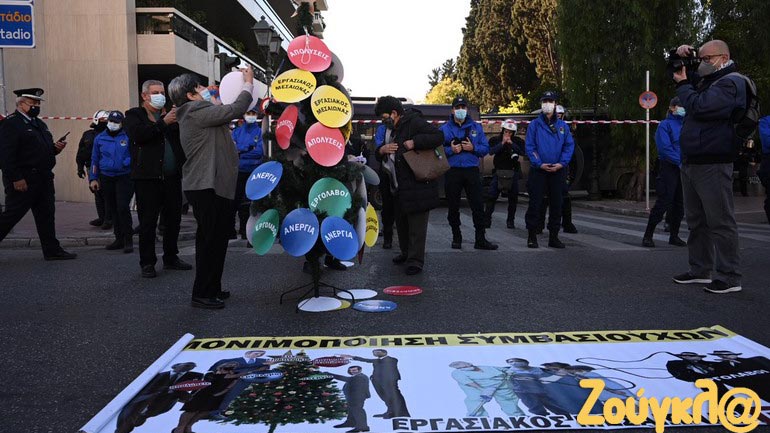 Διαμαρτυρία υγειονομικών: «Στόλισαν» χριστουγεννιάτικο δέντρο στο Μέγαρο Μαξίμου