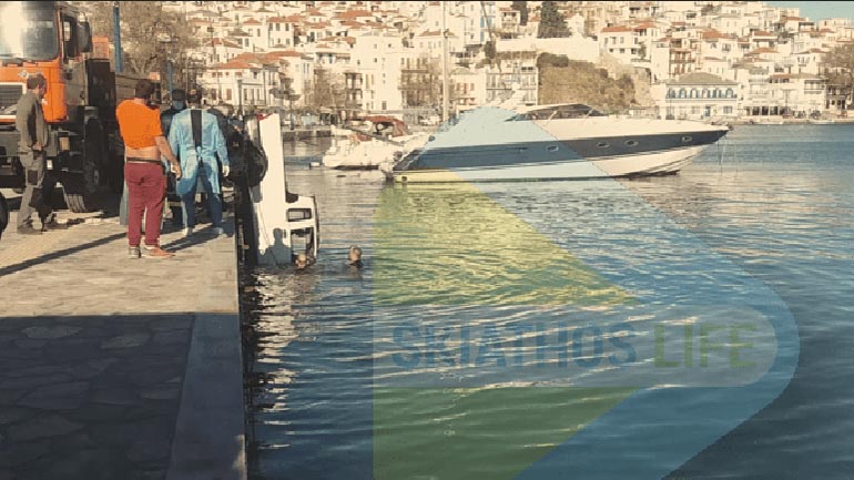 Σκόπελος: Έπεσε με το αυτοκίνητο στη θάλασσα και ανασύρθηκε χωρίς αισθήσεις