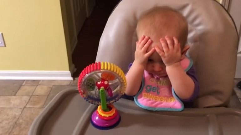 Μωρό δοκιμάζει μπρόκολο