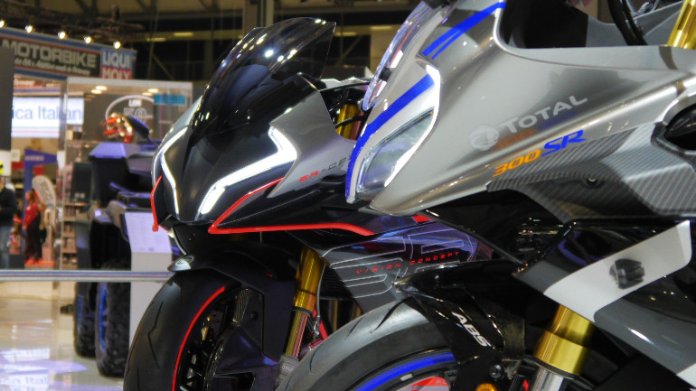 Παρέα στο περίπτερο της CFMoto με το 300SR στην EICMA 2021.