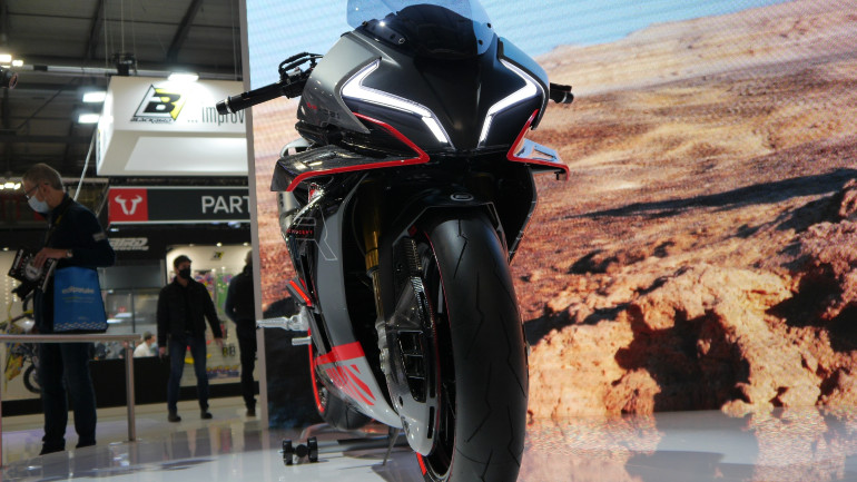 Αεροδυναμικά φτερά και φωτιστικά σώματα LED εμπνευσμένα από το Aprilia RSV4.