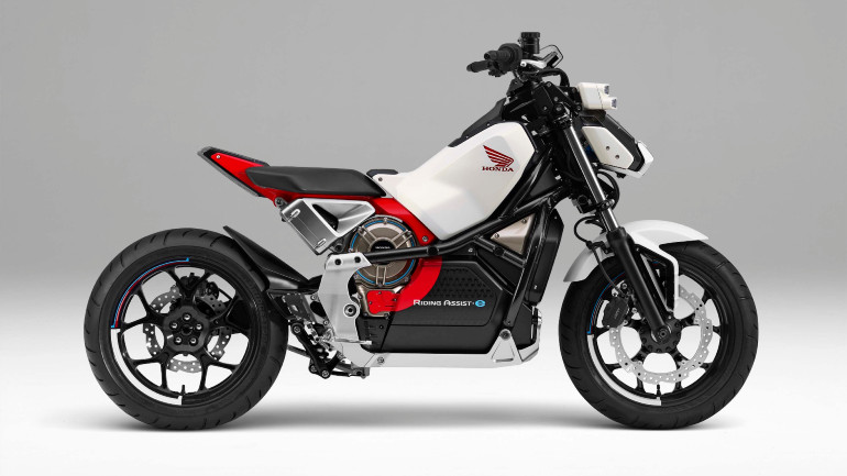 Αυτή ήταν η πρώτη προσπάθεια της Honda τόσο στο σύστημα όρθιας μοτοσυκλέτας όσο και στα ηλεκτρικά μοντέλα.