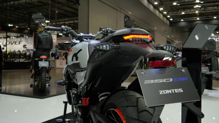 Διακριτικό LED φωτιστικό σώμα πίσω και LED φλας.