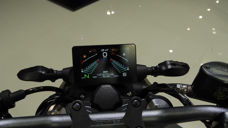 TFT έγχρωμη οθόνη με δυνατότητα συνδεσιμότητας με smartphone.