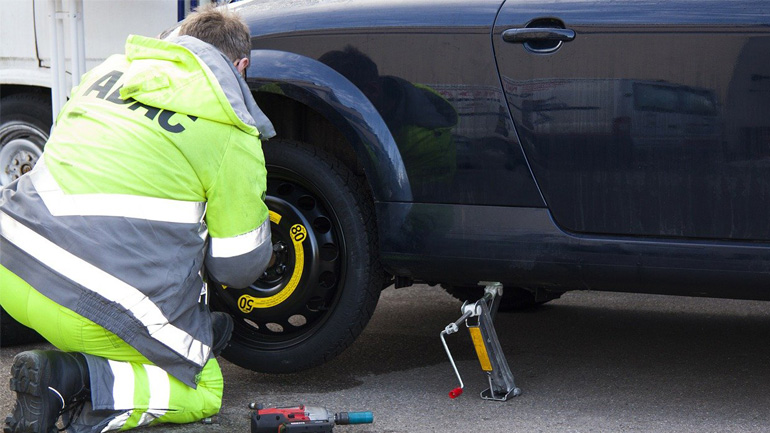 Εσύ ξέρεις να αλλάζεις ένα σκασμένο λάστιχο;
