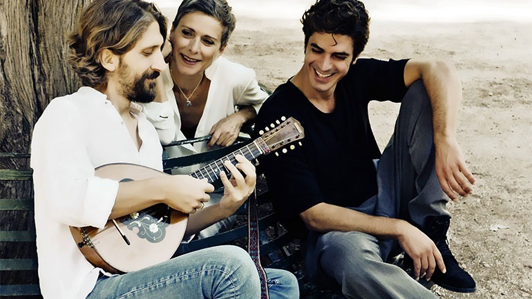 «Οι Μέλισσες αγριεύουν τις νύχτες στο Γυάλινο» – Αναστασία Μουτσάτσου, Alex Sid και Δημήτρης Γκοτσόπουλος