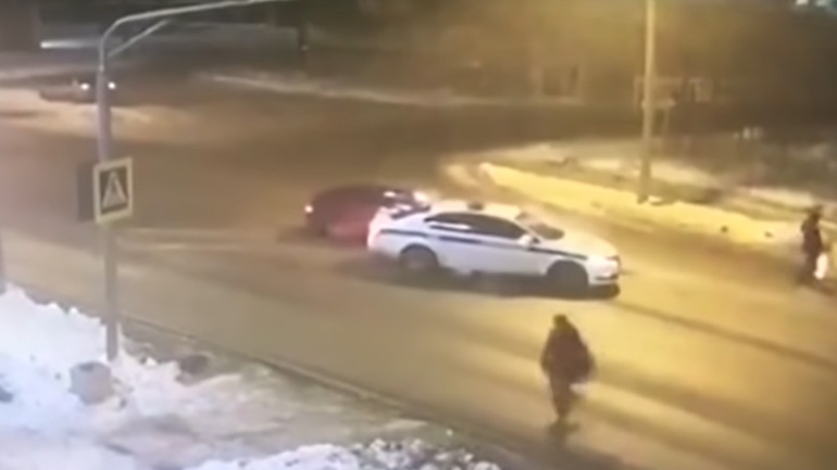 Αστυνομικοί προκαλούν τροχαίο για να σώσουν πεζούς από ατύχημα