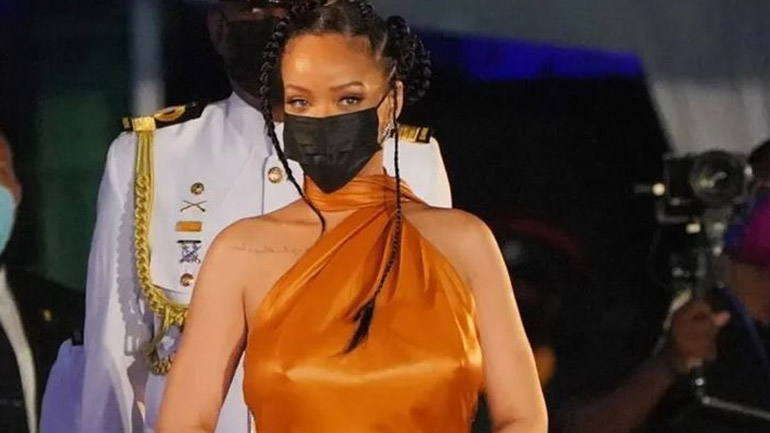 H Rihanna με πορτοκαλί δημιουργία Bottega Veneta έλαμψε μέσα στον χειμώνα