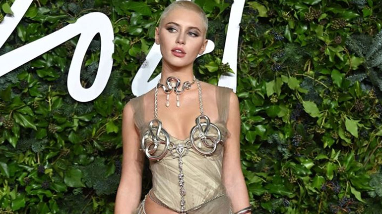 Iris Law: Με pixie cut hairlook στο κόκκινο χαλί των British Fashion Awards η κόρη του Jude Law