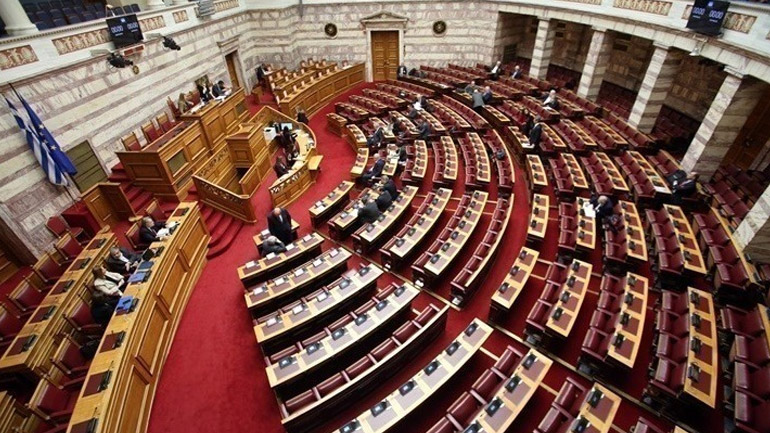 Βουλή: Ψηφίστηκαν οι τροπολογίες για τον υποχρεωτικό εμβολιασμό και την έκτακτη οικονομική ενίσχυση στους ευάλωτους