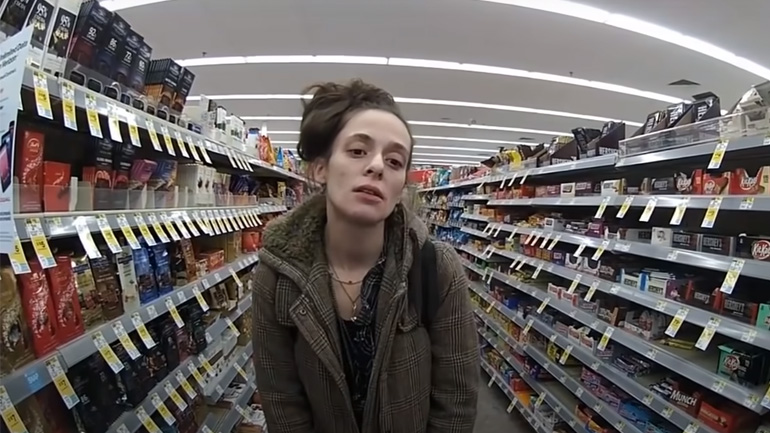 Αστυνομικός αγοράζει σκούφο και γάντια στη γυναίκα που τα έκλεψε 