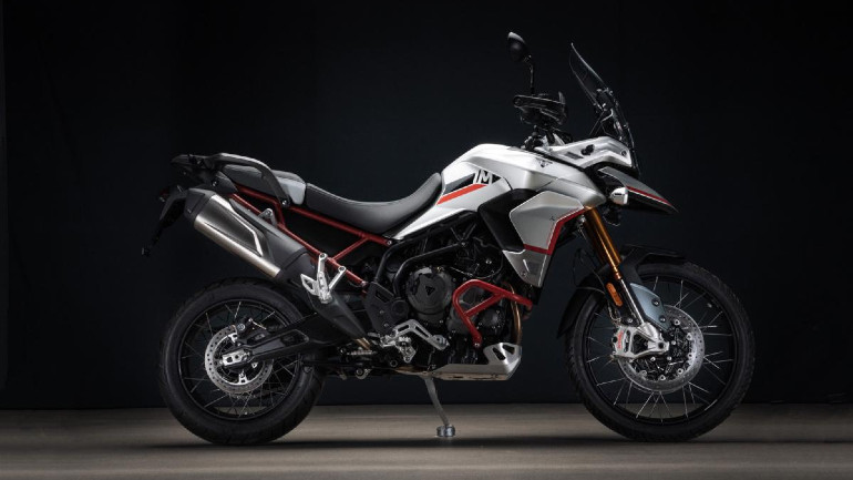 Η ιδιαίτερη αυτή Tiger 900 θα παρουσιαστεί στην Έκθεση μοτοσυκλέτας του Birmingham.