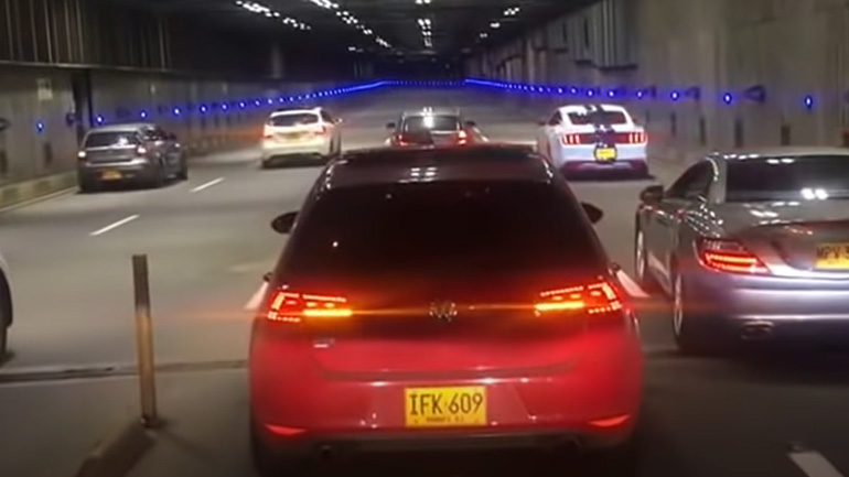 Mercedes AMG γίνεται χαλκομανία σε παράνομη κόντρα